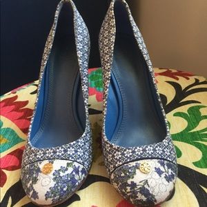 🔥🔥 Tory Burch Floral Patterned Pumps